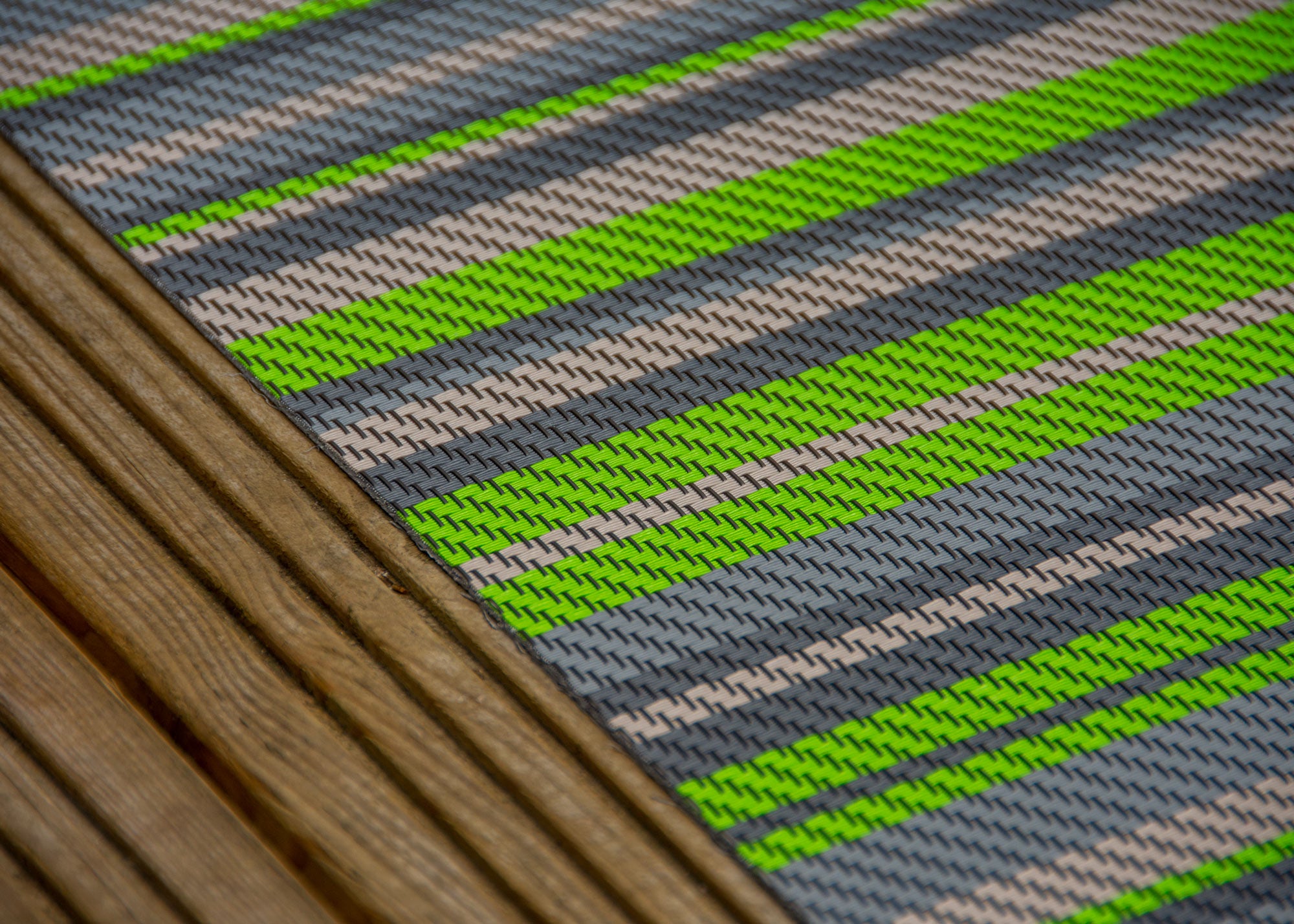 Outdoor Woven Vinyl Rug – Weatherproof, Hard‑Wearing Striped Garden & Patio Mat (120cm x 170cm)