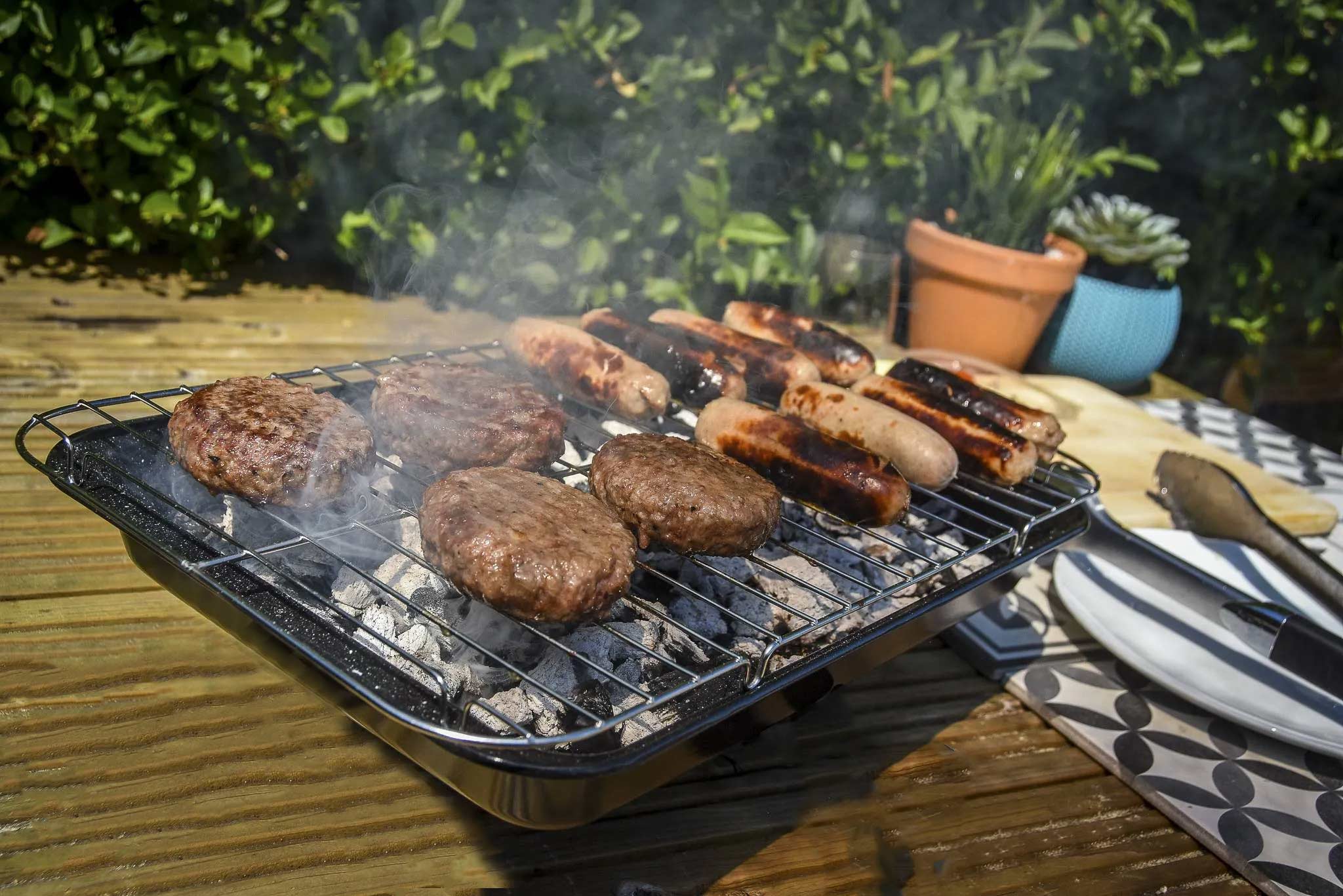 Reusable party barbecue &amp; 4 refill bags